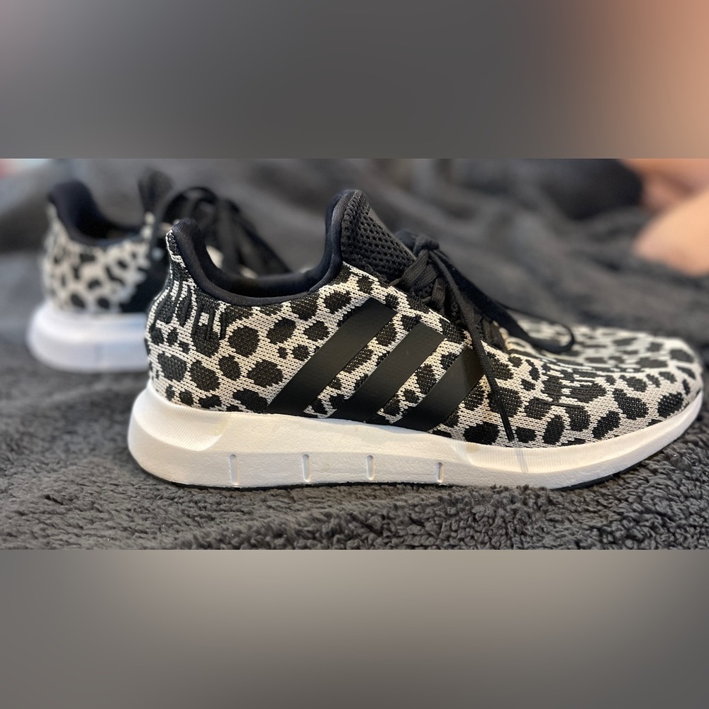 Adidas swift run tennis showes